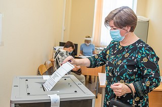 Лариса Лазутина проголосовала по вопросу внесения поправок
в Конституцию РФ