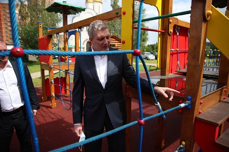 Андрей Иванов проверил качество содержания детских площадок в Лесном городке, Июль
