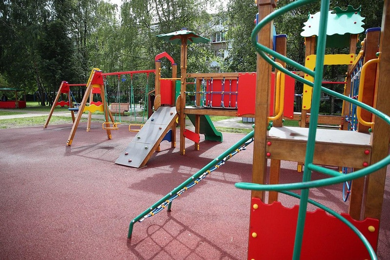 Андрей Иванов проверил качество содержания детских площадок в Лесном городке, Июль