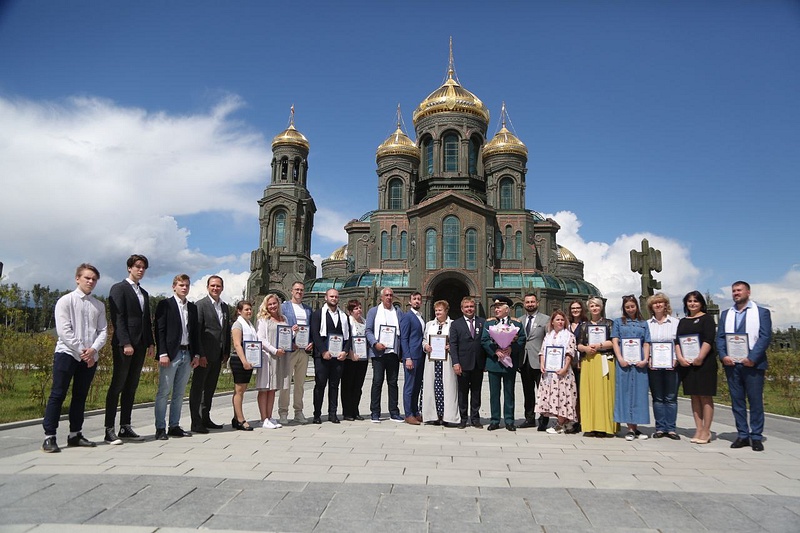 Максим Сураев вручил благодарственные письма 20 отличившимся волонтёрам Одинцовского округа, Июль