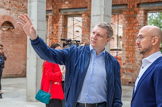 Партийцы проверили ход реставрации манежа XIX века в Звенигороде