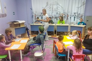 Партийцы передали более 50 книг о растениях в дар библиотеке поселка ВНИИССОК