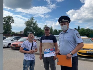 Одинцовские полицейские провели акцию по популяризации госуслуг в электронном виде