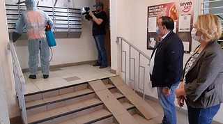 Одинцовские партийцы проверили качество дезинфекции подъездов