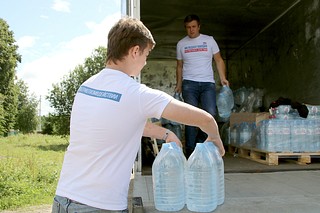 Подмосковные молодогвардейцы обеспечили питьевой водой жителей деревни Красноиншино