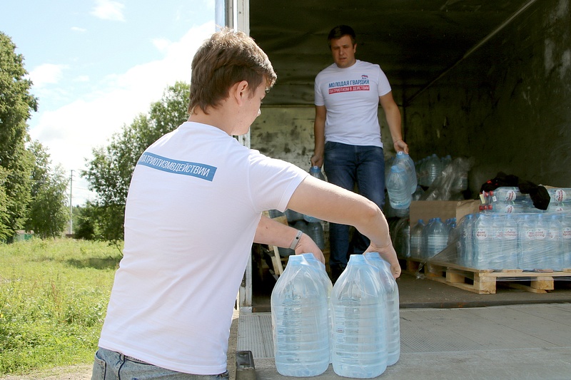 Подмосковные молодогвардейцы обеспечили питьевой водой жителей деревни Красноиншино, Июль