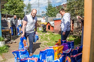Подмосковные партийцы передали Одинцовскому приюту для животных почти тонну корма