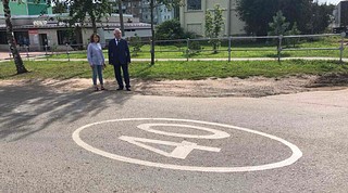 Партийцы проверили состояние дорожной разметки возле школы в деревне Ликино