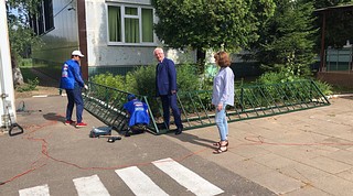 Партийцы помогли установить велопарковку на территории Ликинской СОШ