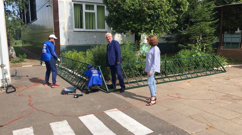 Партийцы помогли установить велопарковку на территории Ликинской СОШ, Август