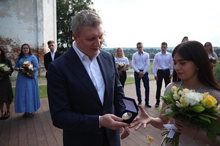 Андрей Иванов вручил медали за отличные успехи в учебе выпусканам-стобалльникам