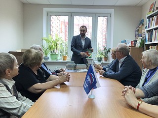 Полсотни книг по ботанике передали партийцы в дар Звенигородской библиотеке