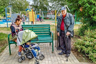 По просьбе ветерана Николая Шкатова на бульваре в центре Одинцово вернули демонтированную скамейку