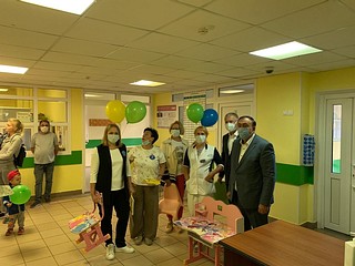 Партийцы передали мебель и книги в дар детской поликлинике в Новой Трехгорке