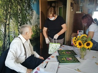 Лариса Лазутина вручила телефон с безлимитной связью участнику Великой Отечественной войны Андрею Илларионову