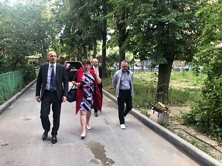 Дмитрий Голубков проверил ход ремонта кровли жилого дома на улице Спортивная в Звенигороде