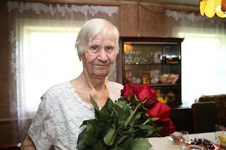 Андрей Иванов вручил телефон с безлимитной связью участнице Великой Отечественной войны Антонине Яловской