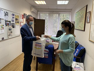 Одинцовские партийцы присоединились к акции «Собери ребенка в школу»