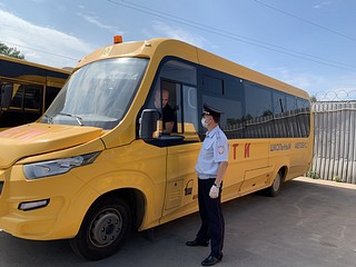 Сотрудники Одинцовской Госавтоинспекции проверяют техническое состояние школьных автобусов