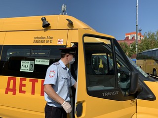 Сотрудники Одинцовской Госавтоинспекции проверяют техническое состояние школьных автобусов