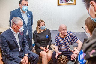Партийцы подарили участнику Великой Отечественной войны Серафиму Жаркову новую электроплиту