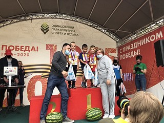 Лариса Лазутина провела разминку для участников традиционного Арбузного кросса в Одинцово
