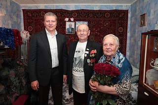 Андрей Иванов подарил ветерану, труженику тыла Ивану Суворову новую стиральную машину