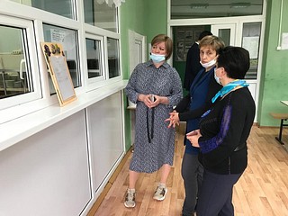 Лариса Лазутина проверила соблюдение мер санитарной защиты в Звенигородской СОШ №2