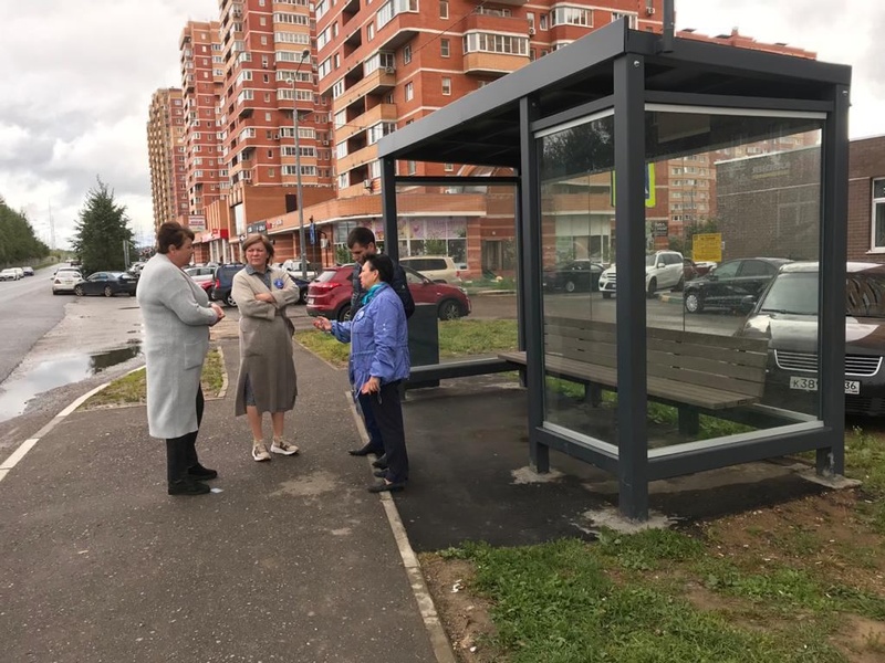Лариса Лазутина проверила состояние автобусных остановок в микрорайоне Супонево, Сентябрь