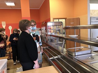 Лариса Лазутина проверила организацию бесплатного питания в Школе №4 Звенигорода