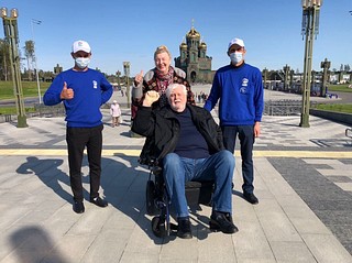 Партийцы помогли поэту Георгию Басняцкому посетить с экскурсией парк «Патриот»
