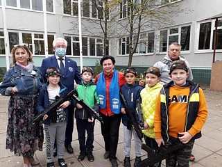 Партийцы помогли организовать соревнование по лазертагу на базе Ликинской школы