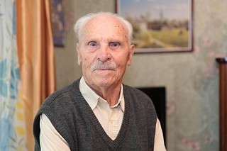 Андрей Иванов вручил фронтовику Борису Степанову мобильный телефон с безлимитной связью