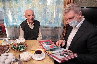 Андрей Иванов вручил фронтовику Борису Степанову мобильный телефон с безлимитной связью