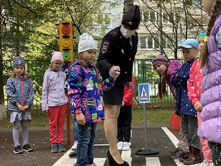 Сотрудники Одинцовской Госавтоинспекции напомнили дошкольникам о правилах дорожного движения