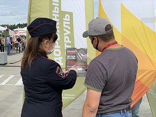 Сотрудники одинцовского ОГИБДД провели профилактическую работу на форуме «Армия-2020»