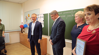 «Единая Россия» подарит подмосковным школам 1418 парт