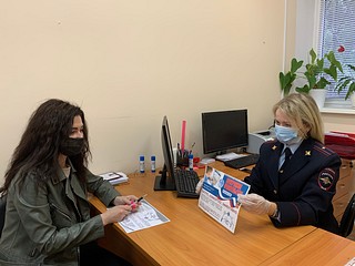 Сотрудники полиции проинформировали граждан об удобстве получения госуслуг в электронном виде
