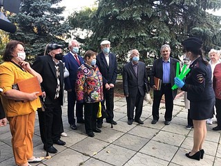Лариса Лазутина поздравила представителей организации «Дети войны» с Днем пожилого человека