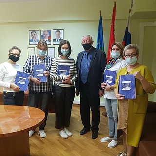 Лариса Лазутина вручила педагогам Одинцовского округа планинги от «Единой России»