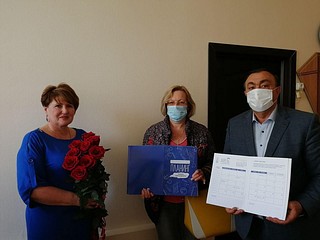 Лариса Лазутина вручила педагогам Одинцовского округа планинги от «Единой России»