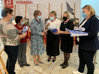 Лариса Лазутина вручила педагогам Одинцовского округа планинги от «Единой России»