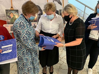 Лариса Лазутина вручила педагогам Одинцовского округа планинги от «Единой России»