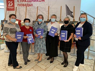 Лариса Лазутина вручила педагогам Одинцовского округа планинги от «Единой России»