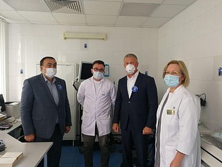 Одинцовские партийцы передали детской поликлинике медицинские шкафы