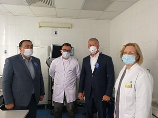 Одинцовские партийцы передали детской поликлинике медицинские шкафы
