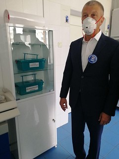 Одинцовские партийцы передали детской поликлинике медицинские шкафы