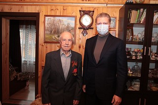 Андрей Иванов подарил новый телевизор участнику Великой Отечественной войны Николаю Близнюку