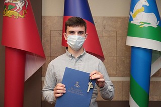 Андрей Иванов вручил ключи от квартиры ребенку-сироте Владимиру Сиваеву