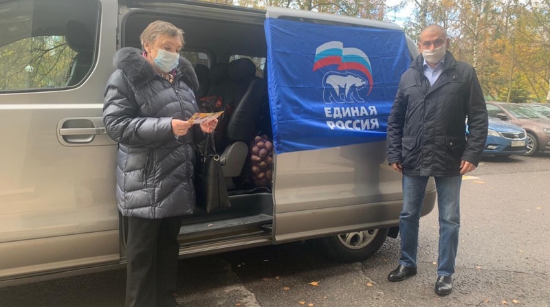 Новоивановские партийцы передают продуктовые наборы пожилым жителям поселка и многодетным семьям, Октябрь